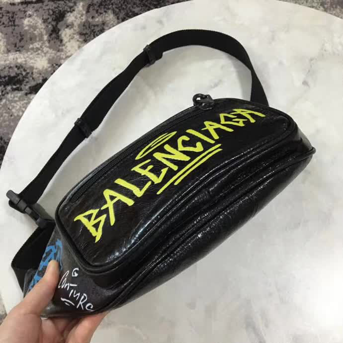 BALENCIAG巴黎世家 專櫃同步更新 塗鴉胸包腰包 簡約兩用包 可做胸包或者腰包  BL1132